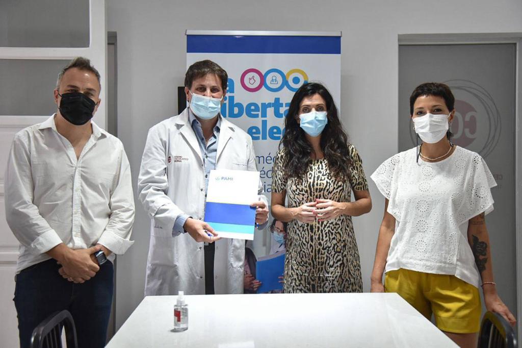 MAYRA Y LUANA VOLNOVICH VISITARON EL CENTRO ONCOPLÁSTICO BERNAL