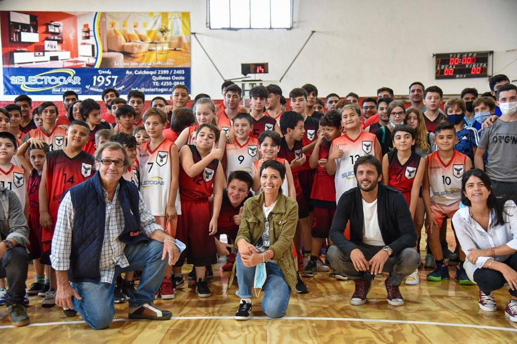 MAYRA INAUGURÓ LA CANCHA DE PARQUET EN EL CLUB LOS COOPERARIOS
