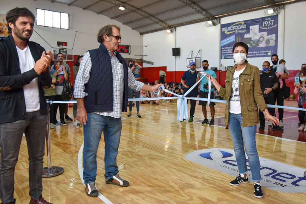 MAYRA INAUGURÓ LA CANCHA DE PARQUET EN EL CLUB LOS COOPERARIOS
