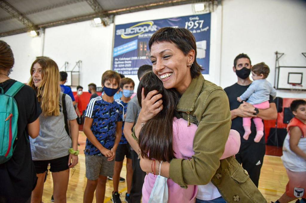 MAYRA INAUGURÓ LA CANCHA DE PARQUET EN EL CLUB LOS COOPERARIOS