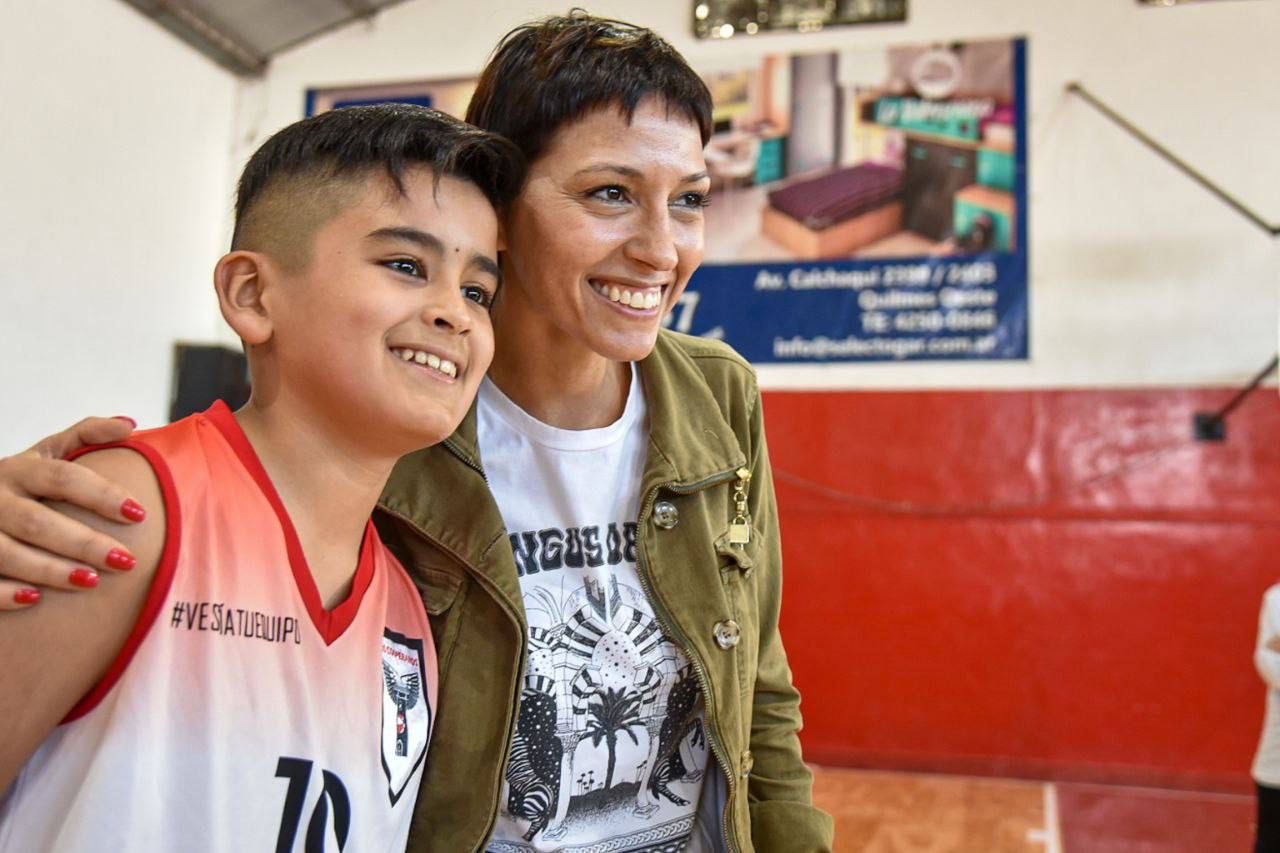 MAYRA INAUGURÓ LA CANCHA DE PARQUET EN EL CLUB LOS COOPERARIOS