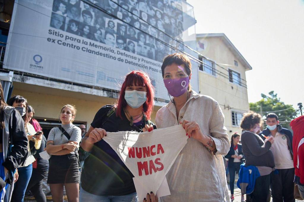 MAYRA DESCUBRIÓ MEMORIAL CON FOTOS DE DESAPARECIDOS EN EL EXPOZO DE QUILMES
