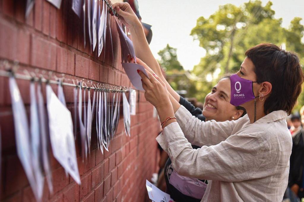 MAYRA DESCUBRIÓ MEMORIAL CON FOTOS DE DESAPARECIDOS EN EL EXPOZO DE QUILMES