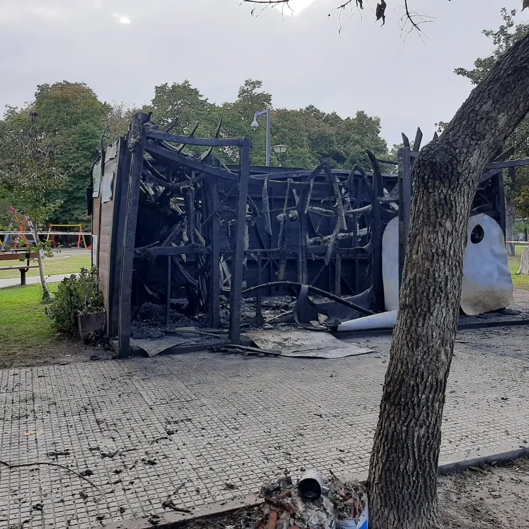 INCENDIARON EL ECOPUNTO DE LA PLAZA DE LAS COLECTIVIDADES