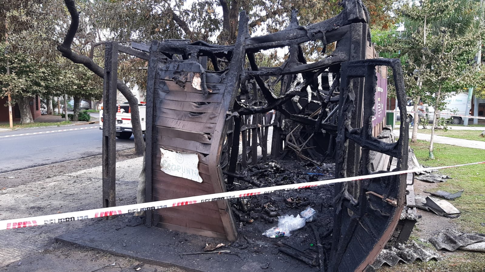 INCENDIARON EL ECOPUNTO DE LA PLAZA DE LAS COLECTIVIDADES