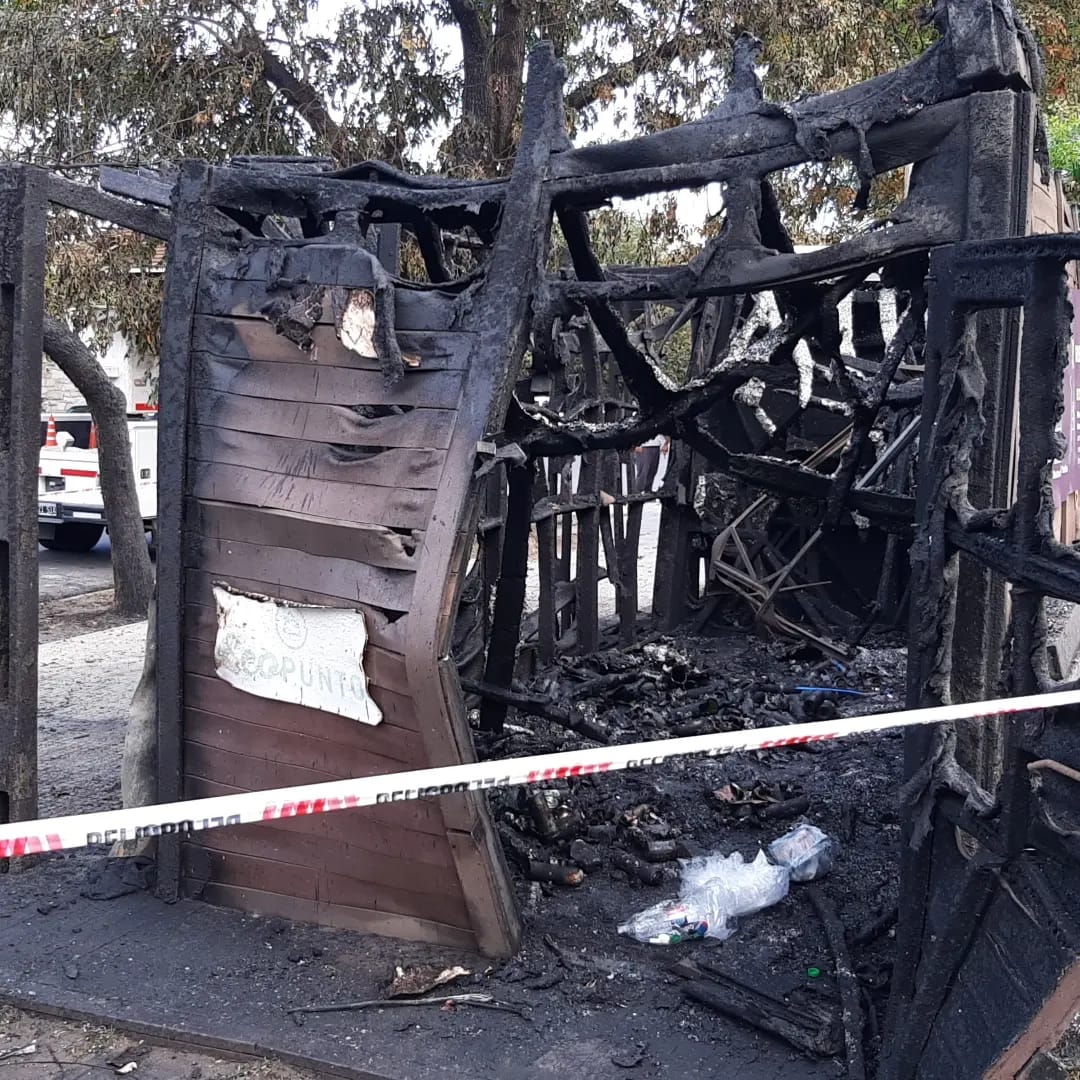 INCENDIARON EL ECOPUNTO DE LA PLAZA DE LAS COLECTIVIDADES