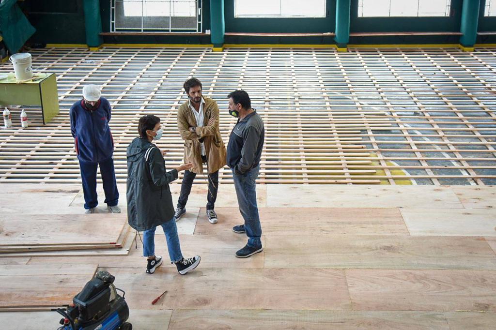 MAYRA EN EL CLUB MORENO DONDE SE CONSTRUYE EL PISO DE PARQUET DEL GIMNASIO