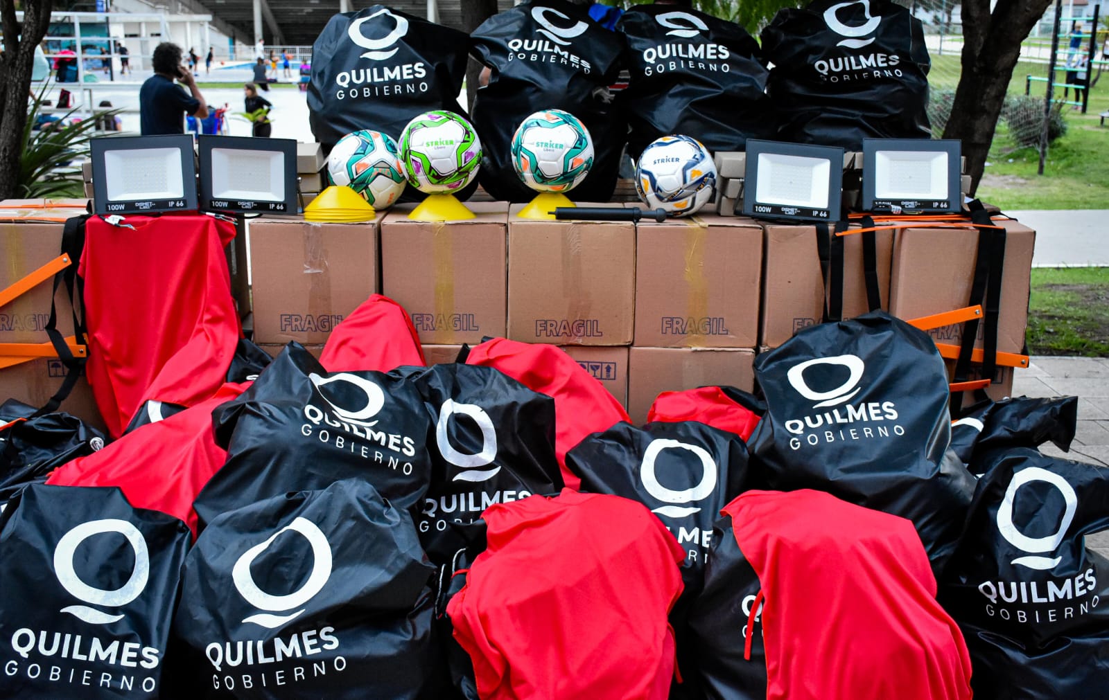 MATERIAL DEPORTIVO Y LUMINARIAS LED PARA CLUBES DE BARRIO EN QUILMES