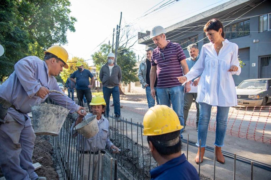 MAYRA SUPERVISÓ LA CONSTRUCCIÓN DE SUMIDEROS DE LA AV. TRIUNVIRATO