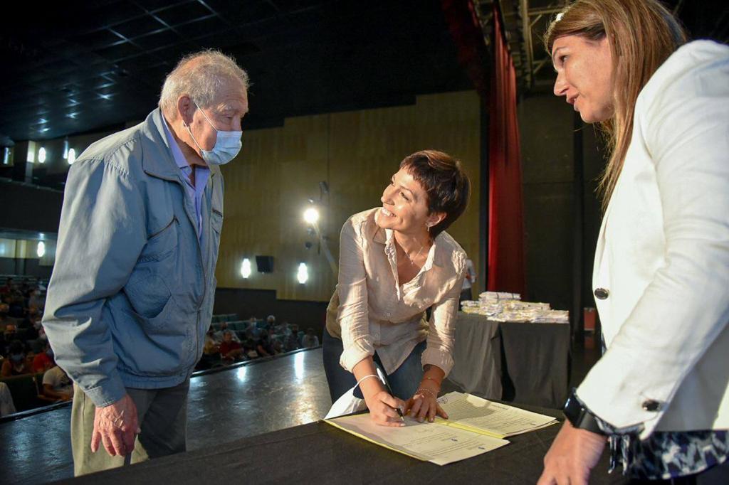 MAYRA EN LA FIRMA DE ESCRITURAS: “QUEREMOS SEGUIR GARANTIZANDO DERECHOS”