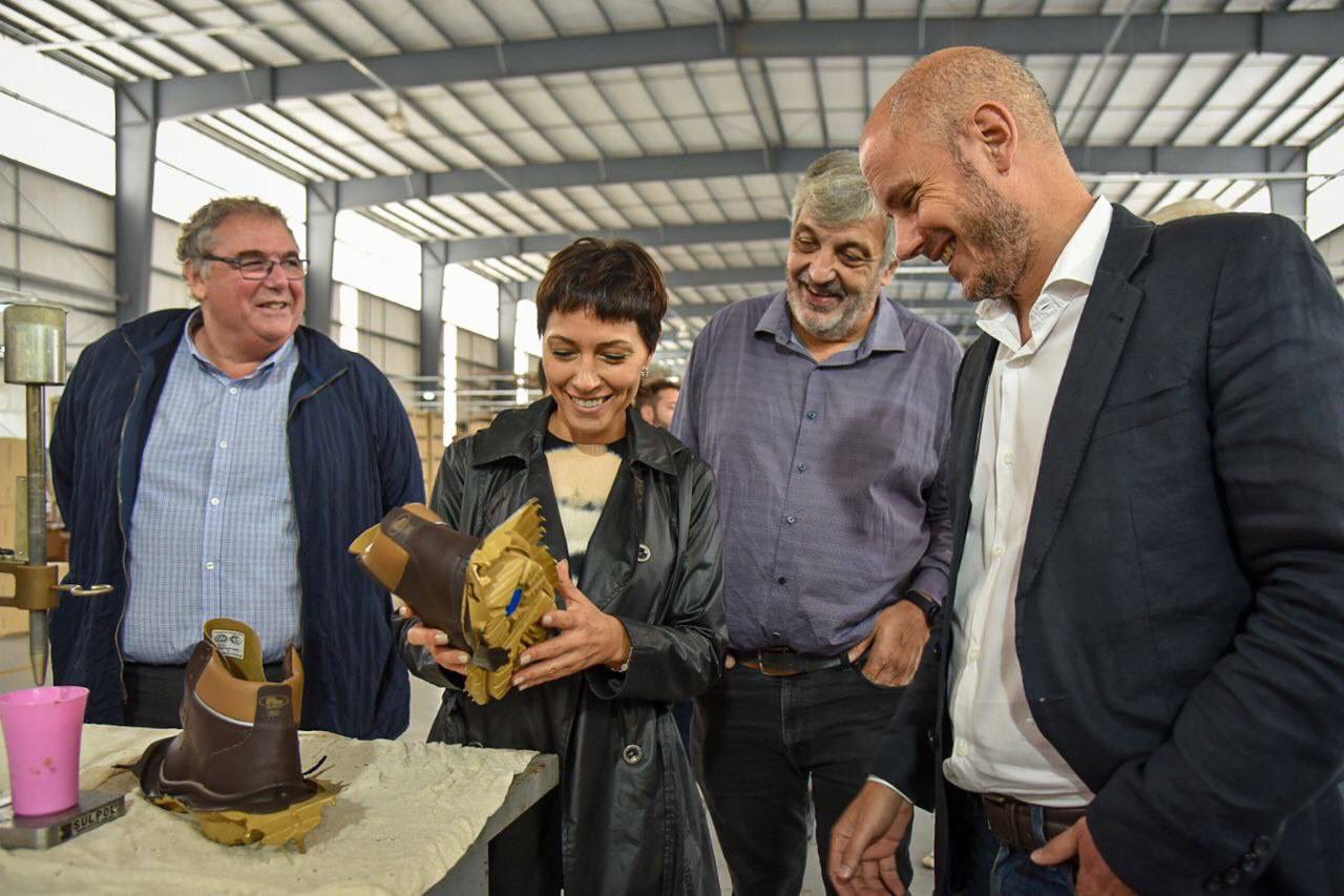 MAYRA Y GUILLERMO MEREDIZ VISITARON LA EMPRESA BORIS Y ENTREGARON SUBSIDIOS