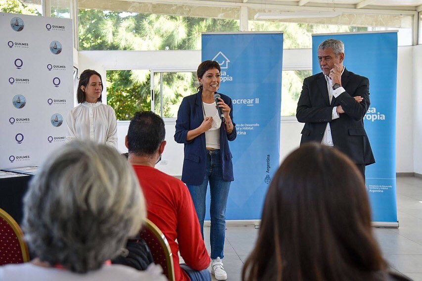 MAYRA Y EL MINISTRO FERRARESI ENTREGARON CRÉDITOS CASA PROPIA A VECINOS 