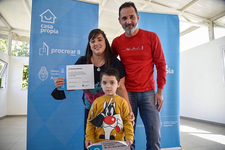 MAYRA Y EL MINISTRO FERRARESI ENTREGARON CRÉDITOS CASA PROPIA A VECINOS 