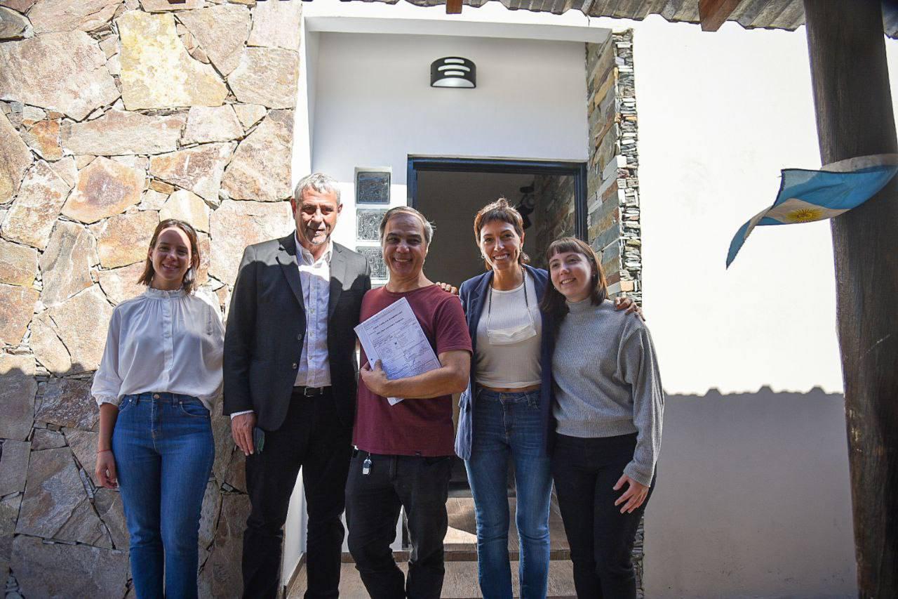 MAYRA Y EL MINISTRO FERRARESI ENTREGARON CRÉDITOS CASA PROPIA A VECINOS 