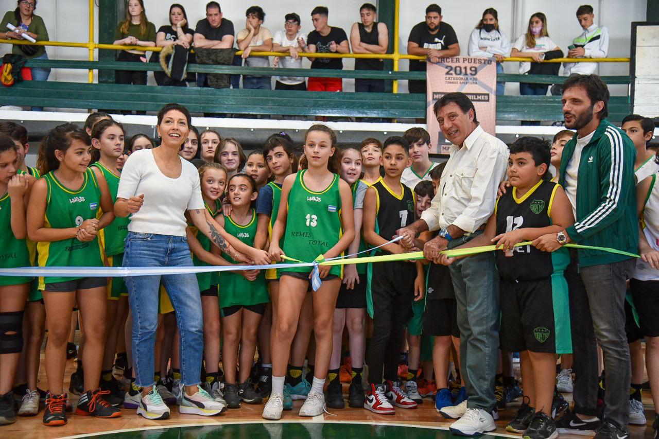 MAYRA INAUGURÓ LA NUEVA CANCHA DE PARQUET DEL CLUB MORENO