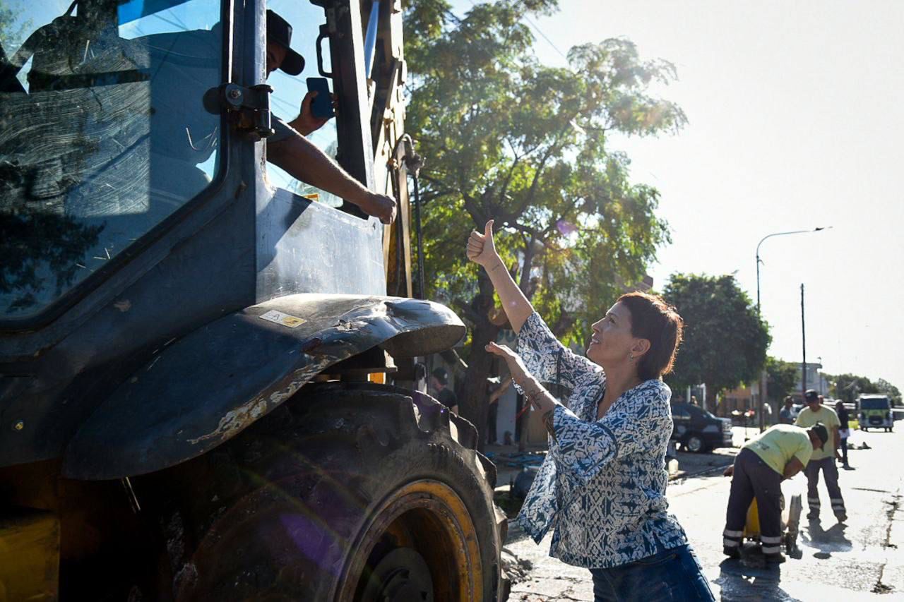 MAYRA SUPERVISÓ OPERATIVOS DE LIMPIEZA Y BACHEO EN QUILMES OESTE