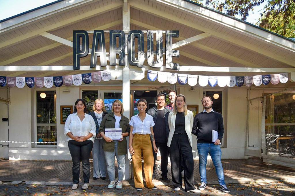 MAYRA ENTREGÓ LA HABILITACIÓN AL RESTAURANTE DEL PARQUE DE LA CERVECERÍA