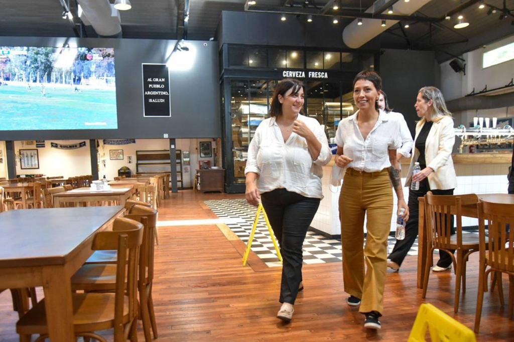 MAYRA ENTREGÓ LA HABILITACIÓN AL RESTAURANTE DEL PARQUE DE LA CERVECERÍA