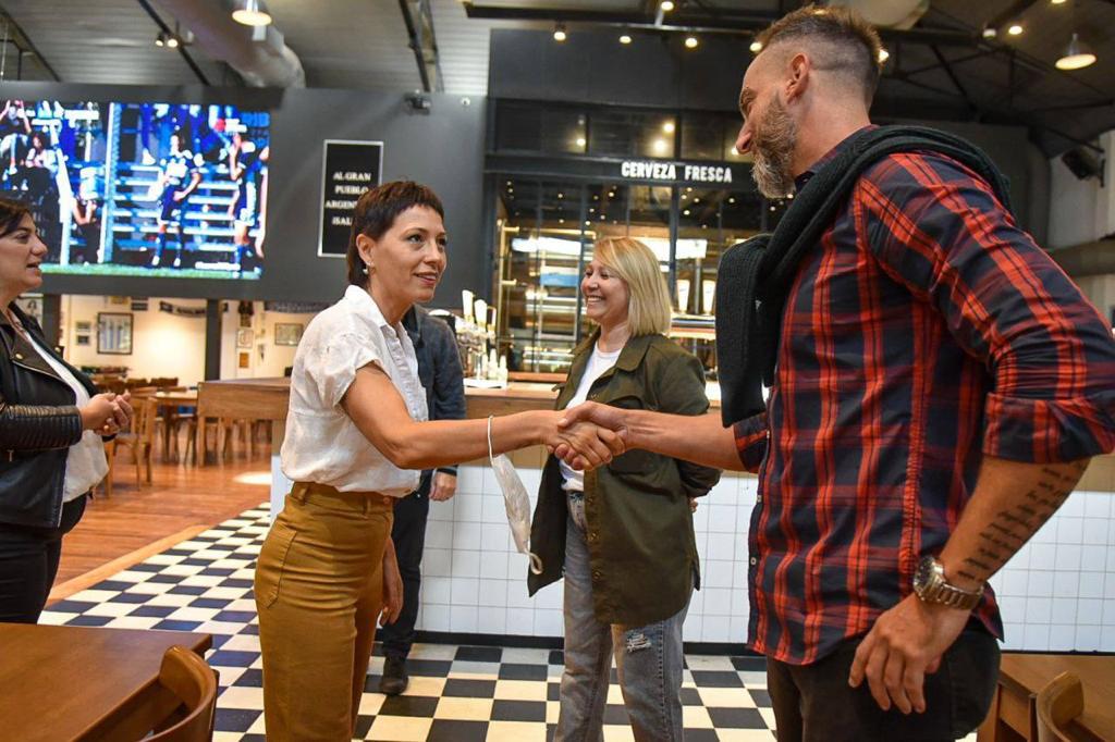 MAYRA ENTREGÓ LA HABILITACIÓN AL RESTAURANTE DEL PARQUE DE LA CERVECERÍA