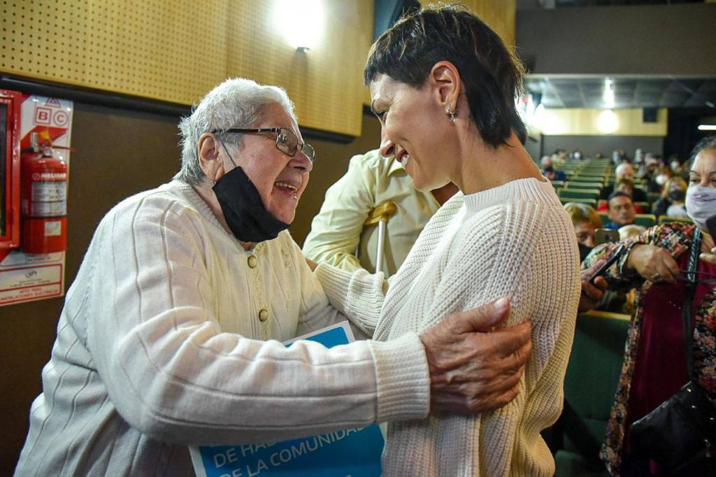 MAYRA ENTREGÓ TÍTULOS DE PROPIEDAD A VECINOS Y VECINAS DE QUILMES