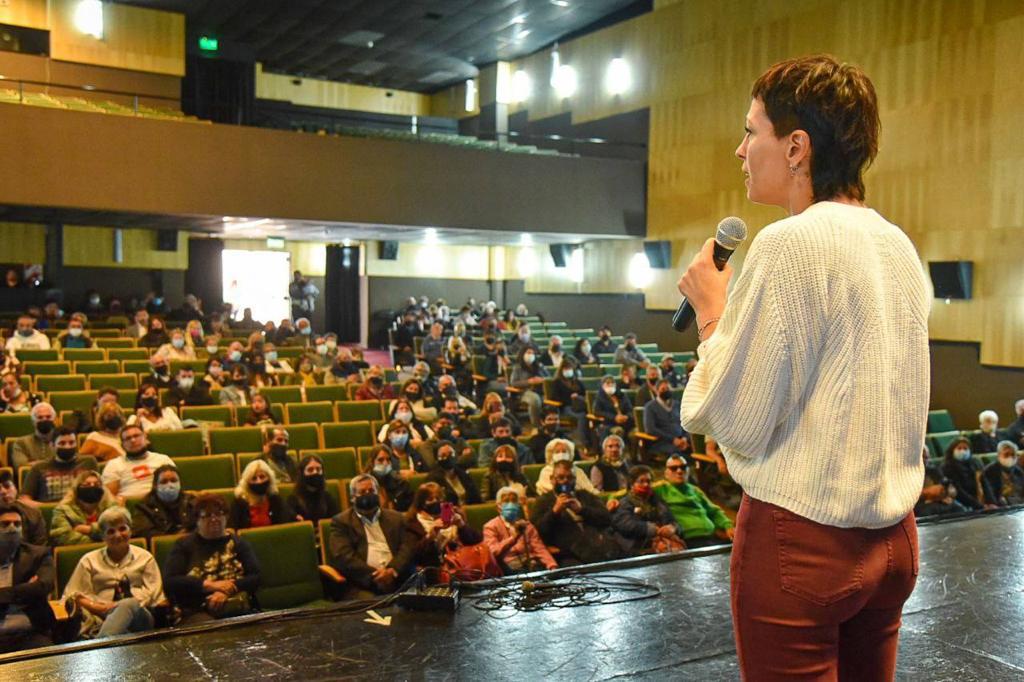 MAYRA ENTREGÓ TÍTULOS DE PROPIEDAD A VECINOS Y VECINAS DE QUILMES