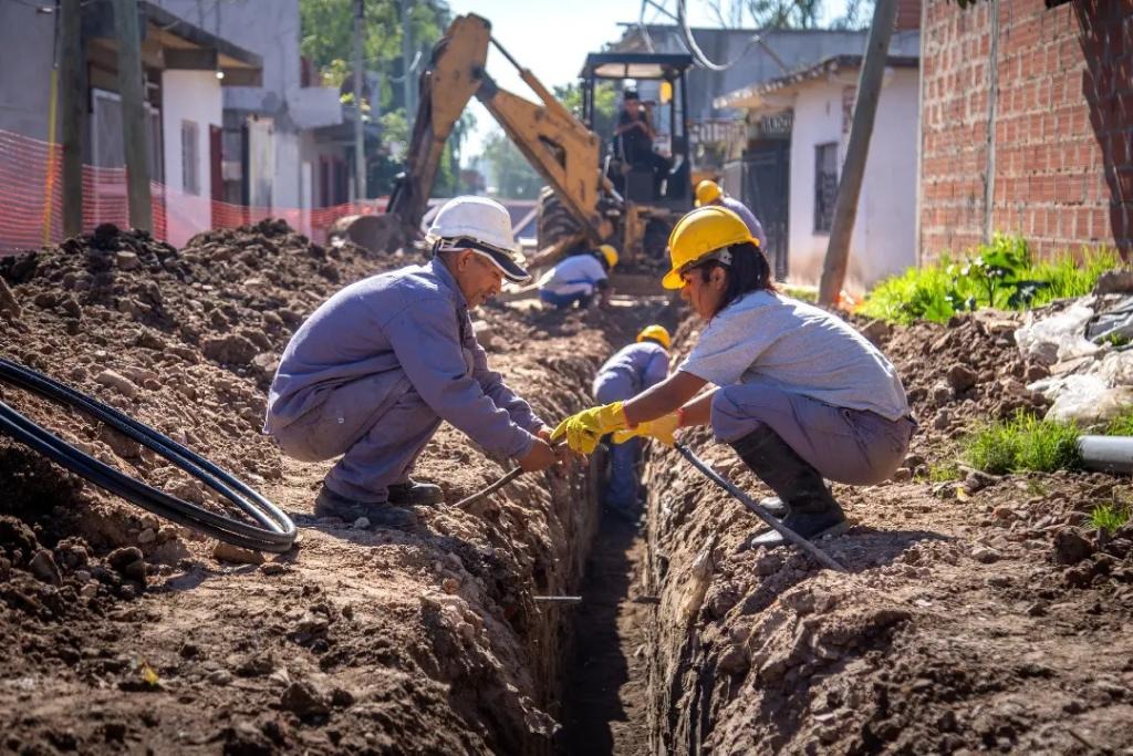 CONTINÚAN LAS OBRAS DE LA RED SECUNDARIA DE AGUA EN EL BARRIO ROÑA BEKERMAN