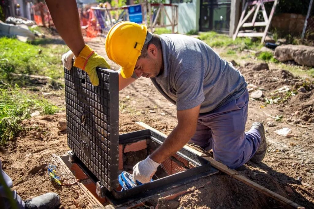 CONTINÚAN LAS OBRAS DE LA RED SECUNDARIA DE AGUA EN EL BARRIO ROÑA BEKERMAN