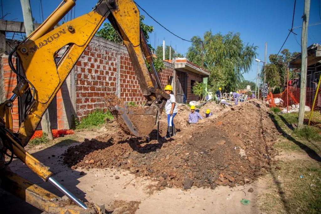 CONTINÚAN LAS OBRAS DE LA RED SECUNDARIA DE AGUA EN EL BARRIO ROÑA BEKERMAN