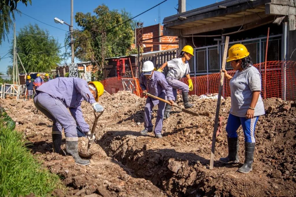 CONTINÚAN LAS OBRAS DE LA RED SECUNDARIA DE AGUA EN EL BARRIO ROÑA BEKERMAN