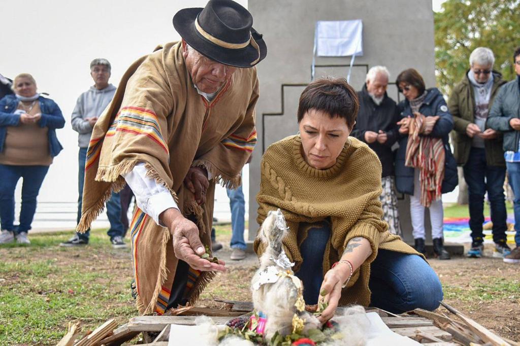 MAYRA EN EL ACTO DE REPOSICIÓN E INAUGURACIÓN DEL MONUMENTO AL INDIO KILME
