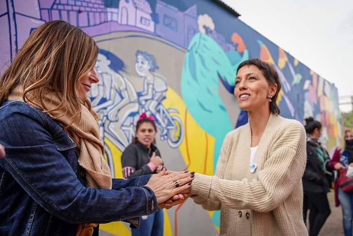 MAYRA INAUGURÓ UN MURAL DEL BICENTENARIO EN LA PLAZA YAPEYÚ DE SOLANO