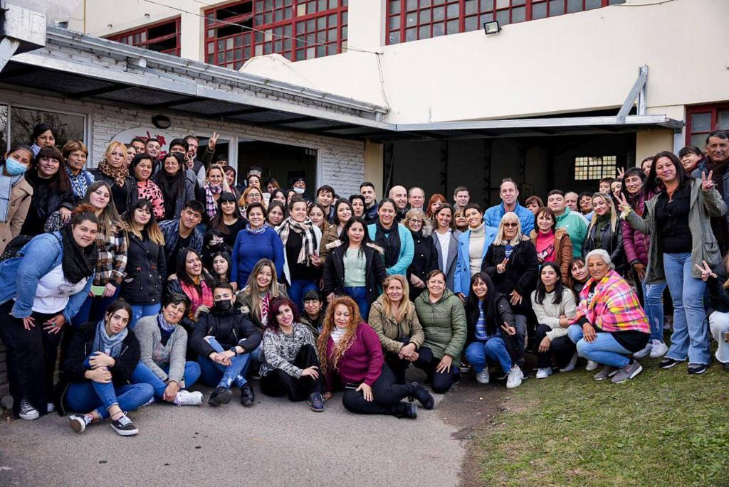 MAYRA CON AUTORIDADES Y TRABAJADORES DEL VACUNATORIO DEL COLEGIO SAN JORGE