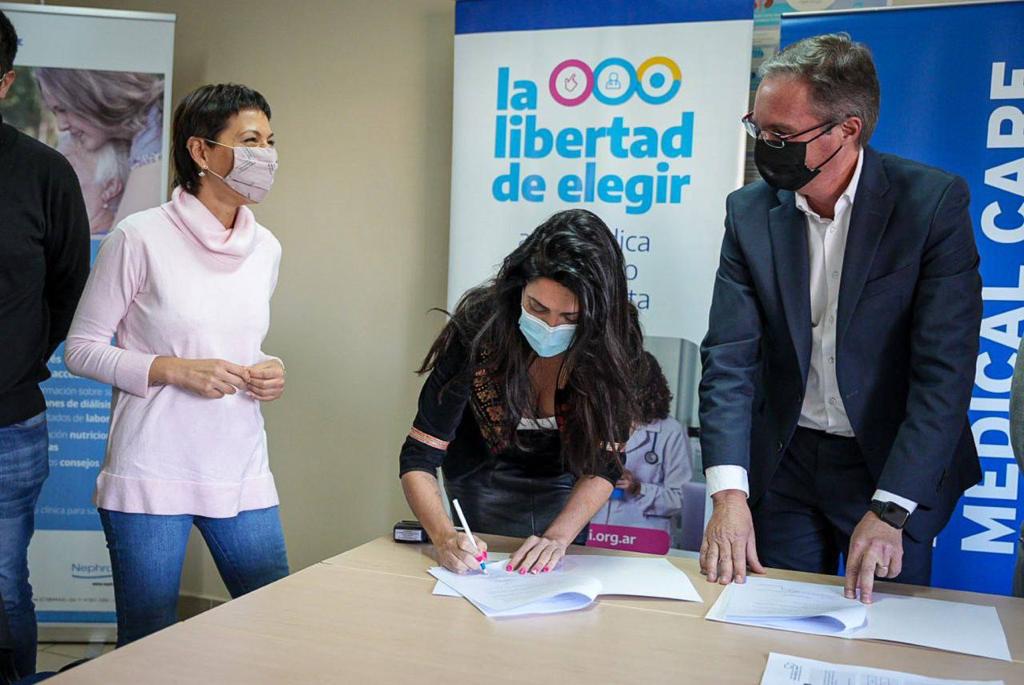 MAYRA Y LUANA VOLNOVICH VISITARON EL CENTRO DE DIÁLISIS FRESENIUS
