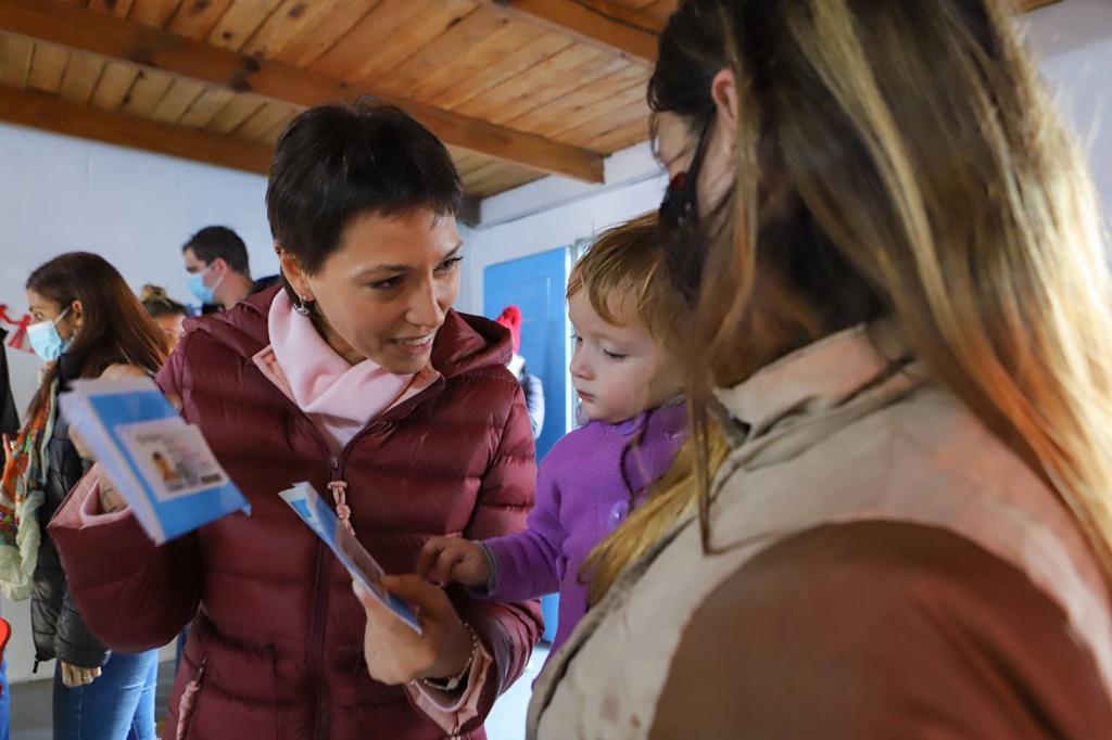 MAYRA SUPERVISÓ LA ENTREGA DE MÁS DE 200 DNI EN VILLA LUJÁN