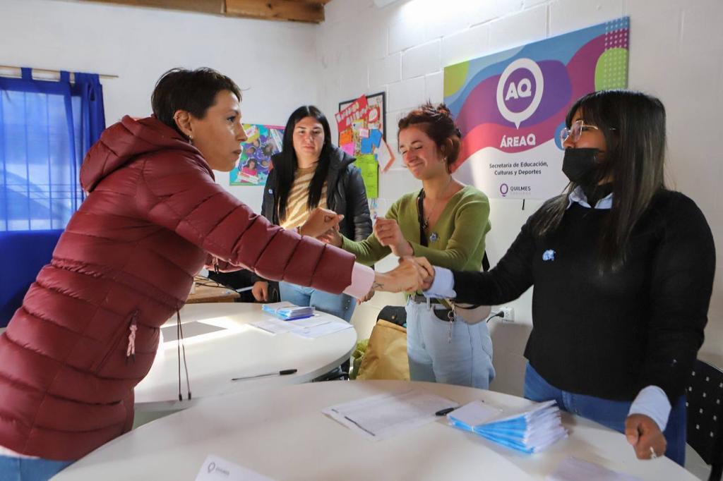 MAYRA SUPERVISÓ LA ENTREGA DE MÁS DE 200 DNI EN VILLA LUJÁN