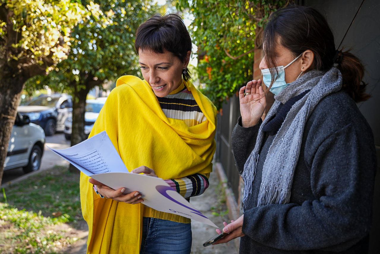 MAYRA ENTREGÓ LA ESCRITURA DE DOMICILIO A UN MATRIMONIO DE QUILMES