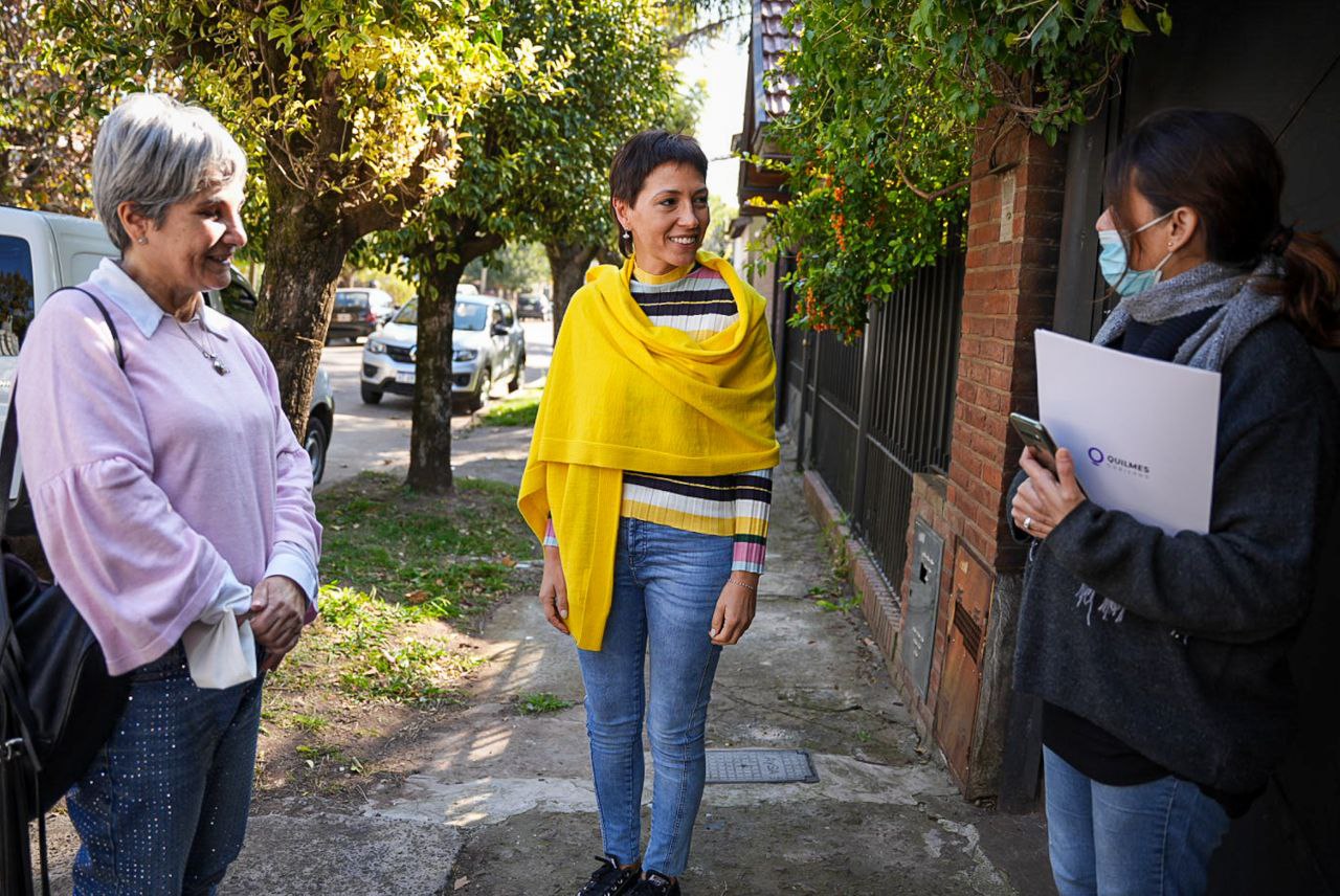 MAYRA ENTREGÓ LA ESCRITURA DE DOMICILIO A UN MATRIMONIO DE QUILMES