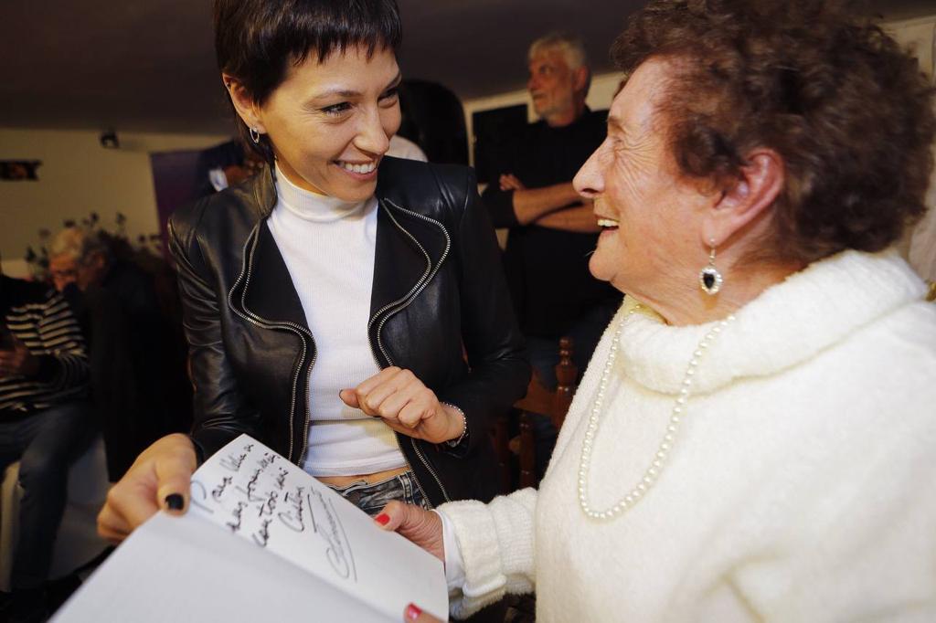  MAYRA JUNTO A LA VECINA VELIA PONCELA EN SU CUMPLEAÑOS NÚMERO 100