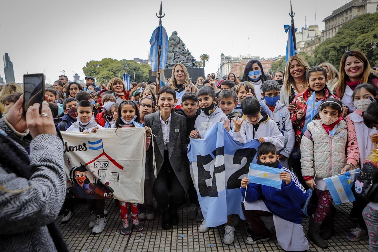 MAYRA JUNTO AL PRESIDENTE EN EL ACTO DE LEALTAD DE PROMESA A LA BANDERA