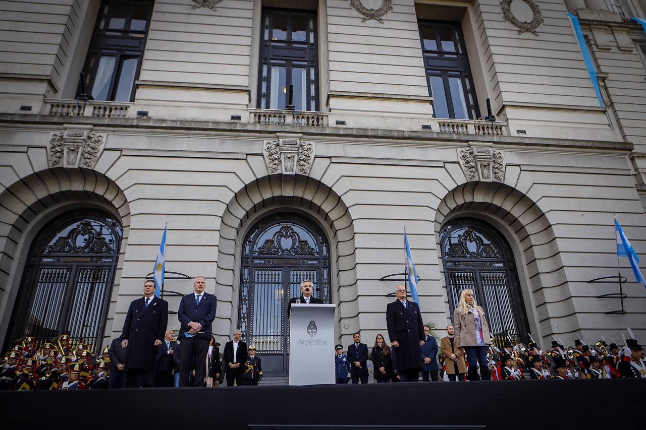 MAYRA JUNTO AL PRESIDENTE EN EL ACTO DE LEALTAD DE PROMESA A LA BANDERA