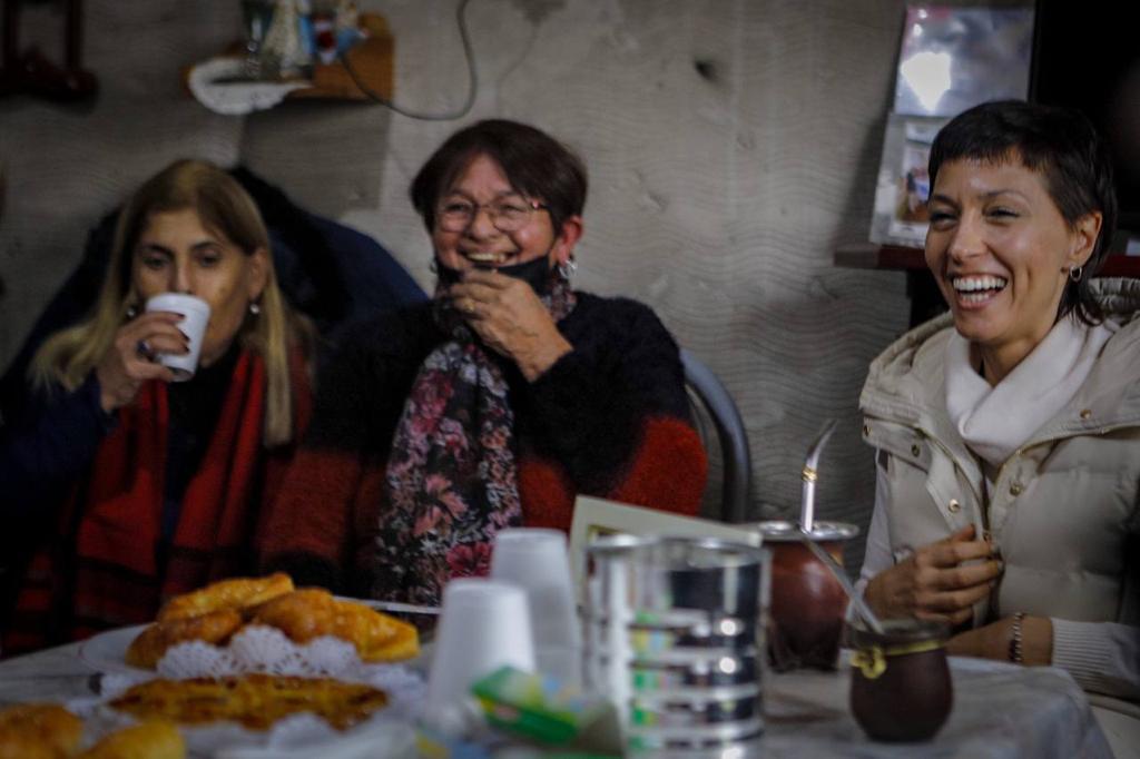 MAYRA COMPARTIÓ UNA MATEADA CON VECINOS Y VECINAS DEL BARRIO LA PAZ