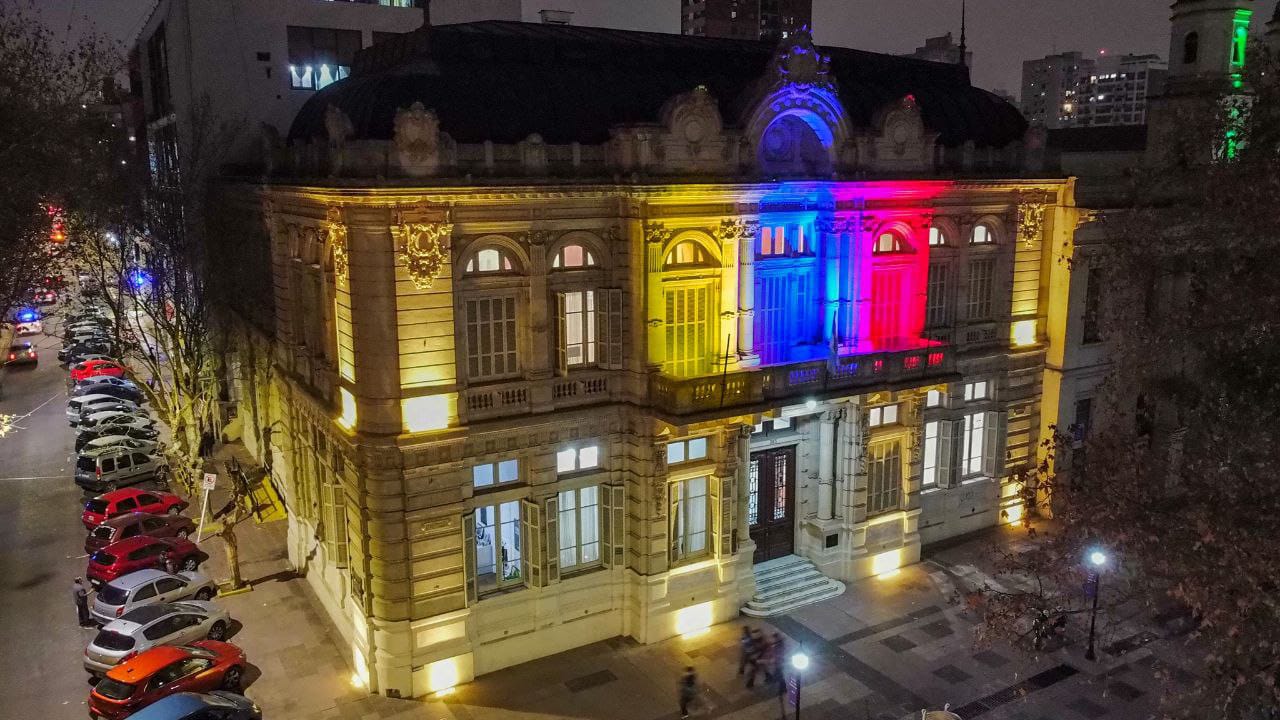 LA CASA DE LAS CULTURAS SE ILUMINA CON COLORES DE DISTINTAS COLECTIVIDADES