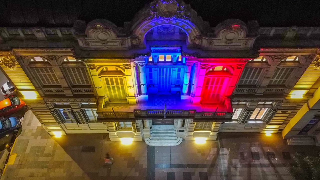 LA CASA DE LAS CULTURAS SE ILUMINA CON COLORES DE DISTINTAS COLECTIVIDADES