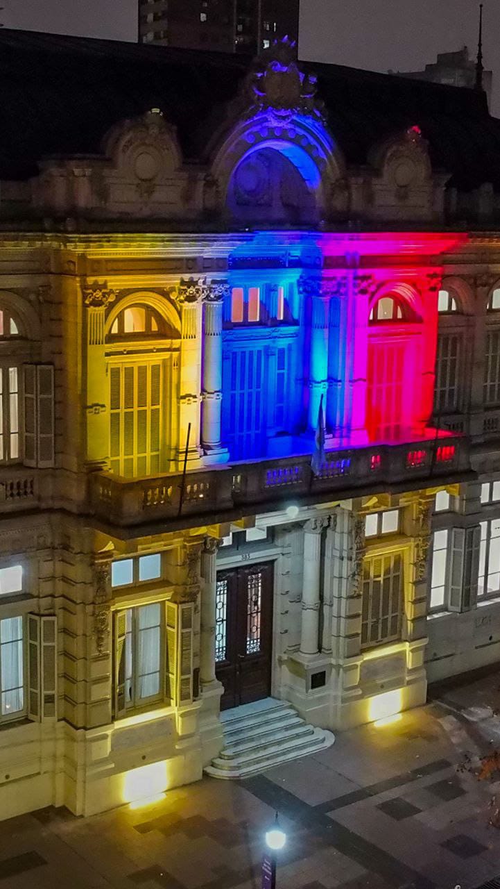 LA CASA DE LAS CULTURAS SE ILUMINA CON COLORES DE DISTINTAS COLECTIVIDADES