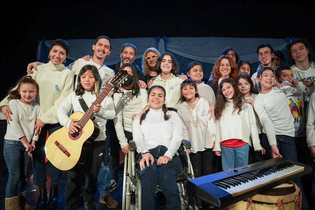 MAYRA ENTREGÓ NUEVOS INSTRUMENTOS A LAS ORQUESTAS Y COROS DEL DISTRITO