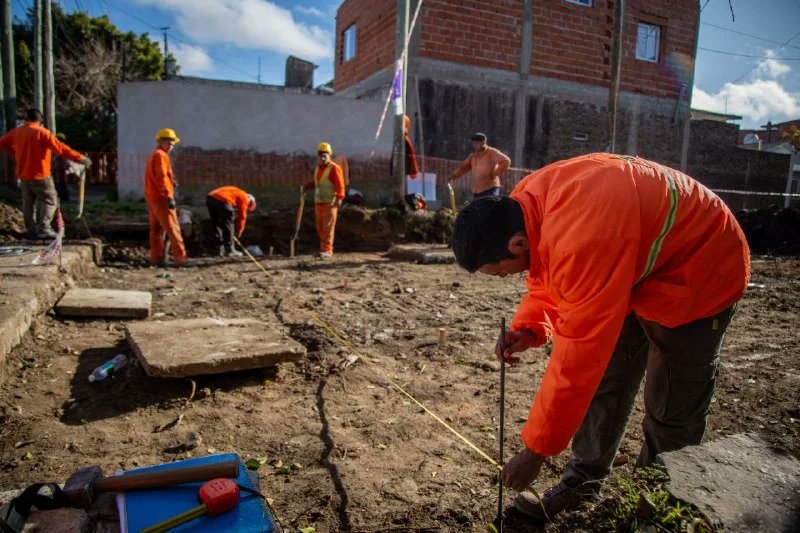 CONTINÚAN LOS TRABAJOS DE PAVIMENTACIÓN EN BERNAL OESTE