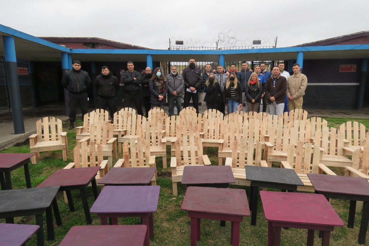 RECLUSOS DONARON MUEBLES Y JUGUETES A UN COMEDOR DE BERNAL OESTE 