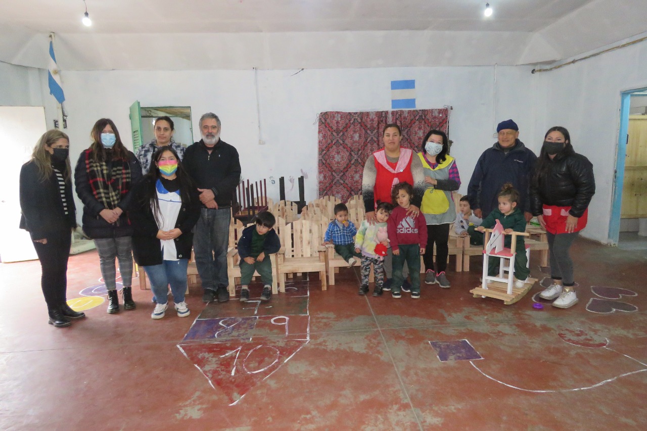 RECLUSOS DONARON MUEBLES Y JUGUETES A UN COMEDOR DE BERNAL OESTE 