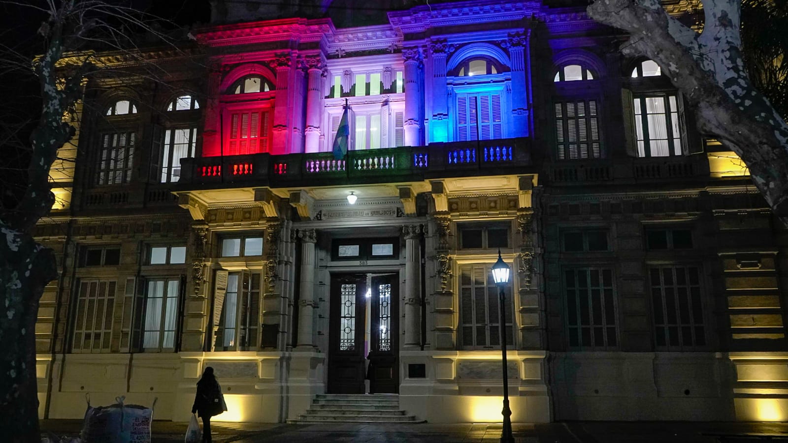 LA CASA DE LAS CULTURAS SE ILUMINÓ CON LA BANDERA DE FRANCIA