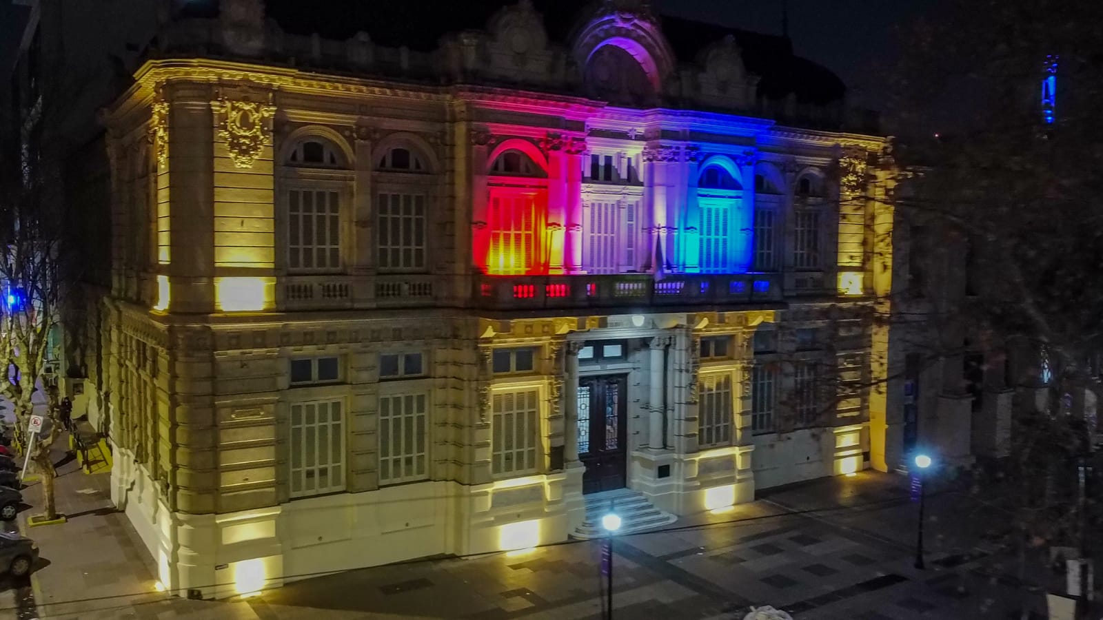 LA CASA DE LAS CULTURAS SE ILUMINÓ CON LA BANDERA DE FRANCIA